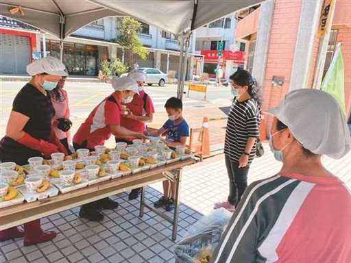 厨工妈妈没停课 营养午餐照供应