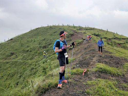 乌蒙山超级越野赛一选手失温死亡,比赛目前还在继续吗?
