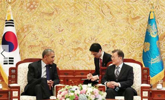 7月3日美国前总统奥巴马会见韩国总统文在寅身后旗帜不是美国国旗,有