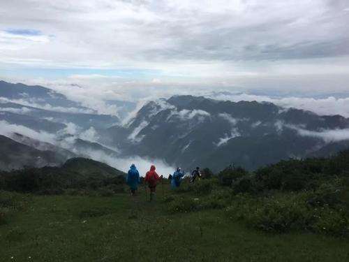 乌蒙山超级越野赛一选手失温死亡,比赛目前还在继续吗?
