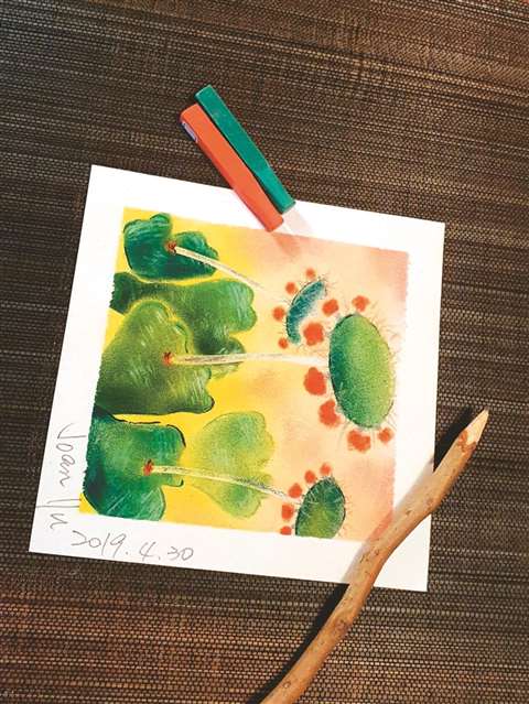 花枝招展红裙女孩毛地钱