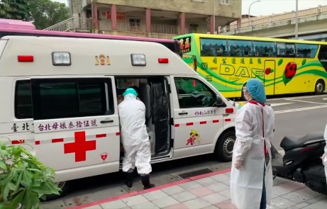 姐妹都染疫住院 独留确诊9岁女童在家 警穿防护衣急送医