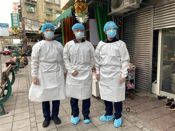 姐妹都染疫住院 独留确诊9岁女童在家 警穿防护衣急送医